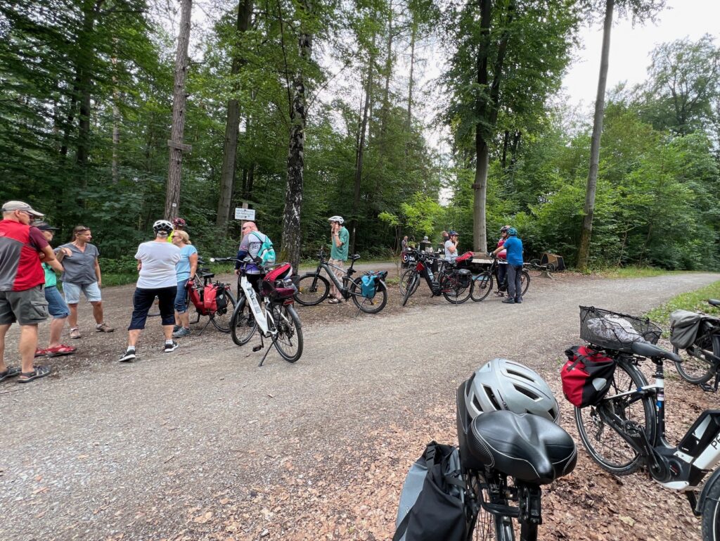 Kurze Rast auf der Radtour auf den Schurwald