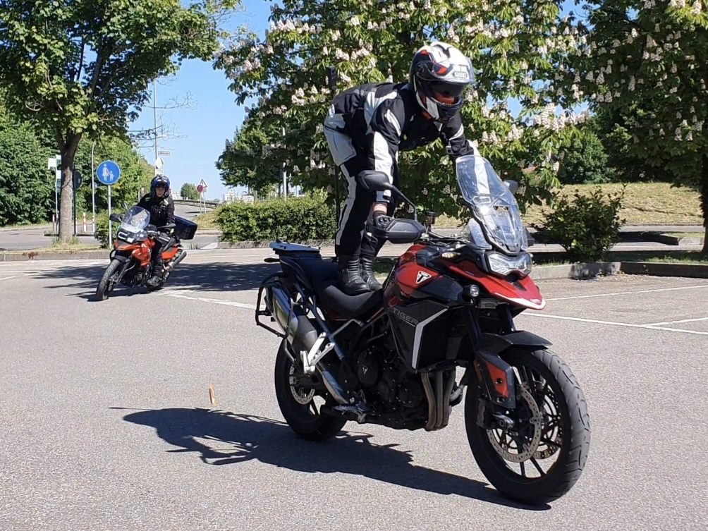 Stehend auf dem Moped