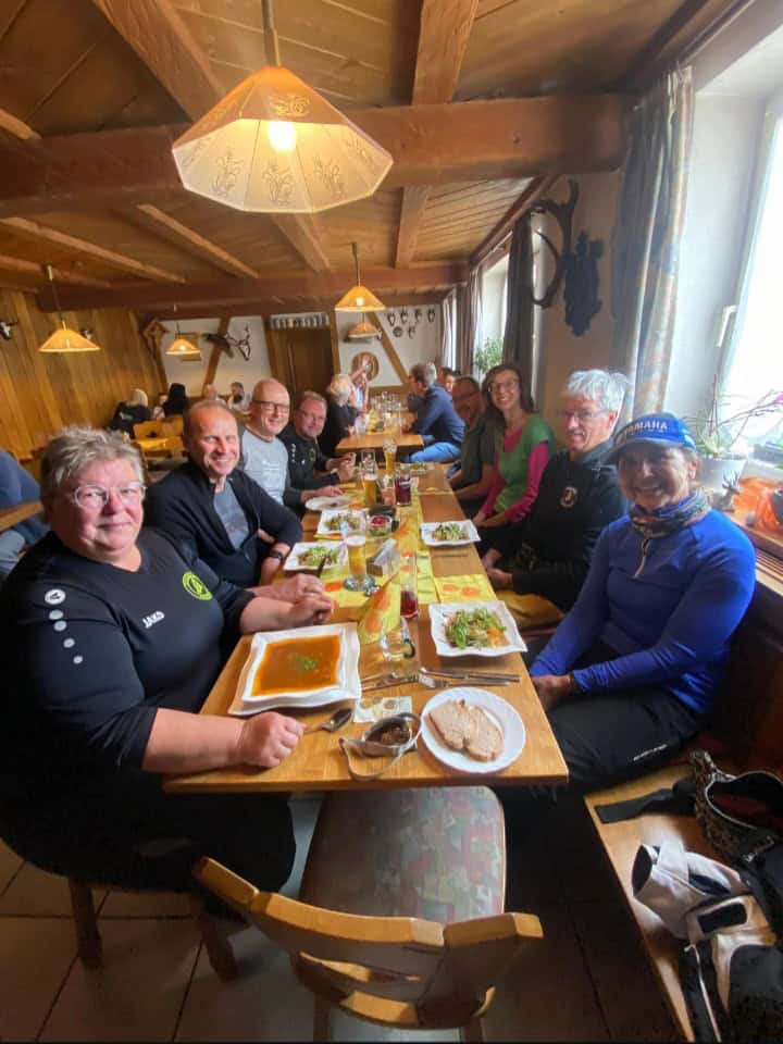 Die Truppe beim Mittagessen