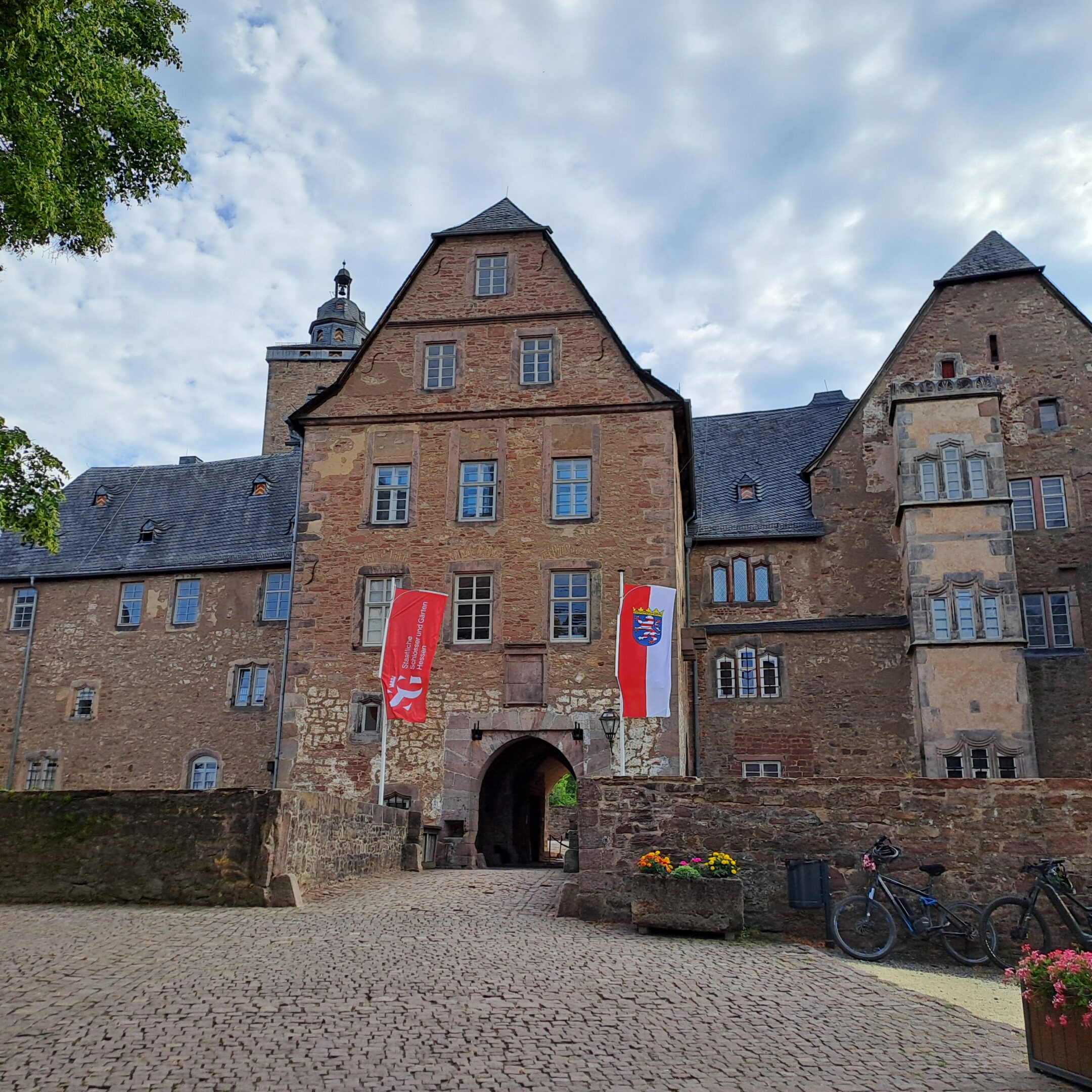 Räubertum und Vulkangestein - Schloss Steinau