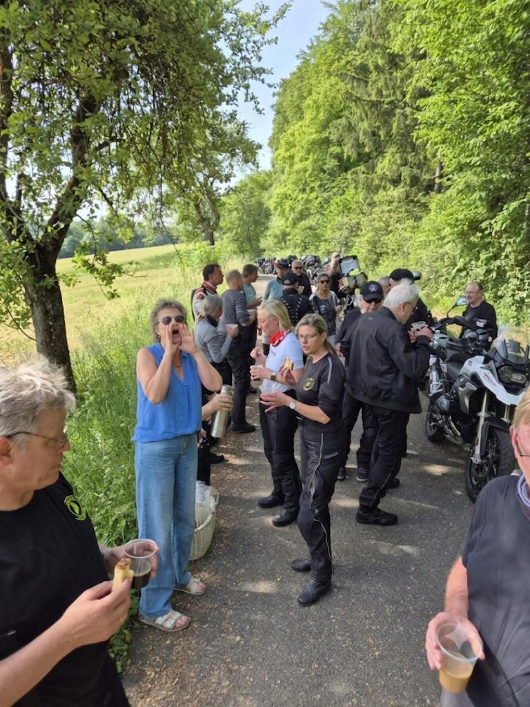 Heidi preist den Kaffee an